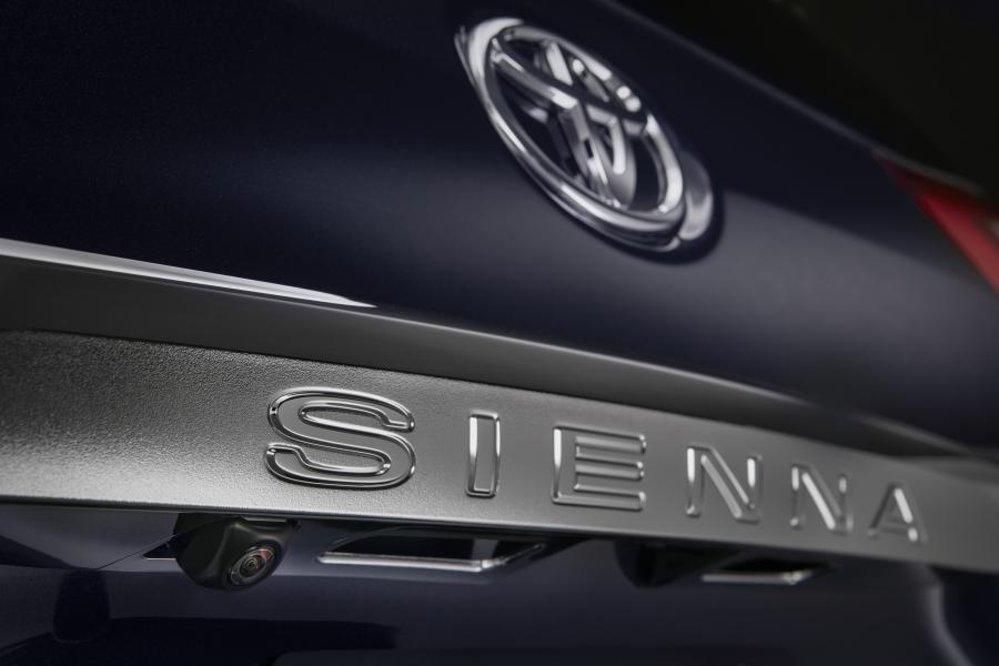 Логотип Toyota Sienna Limited (XL30) 2017 года  (фото 6 из 31)
